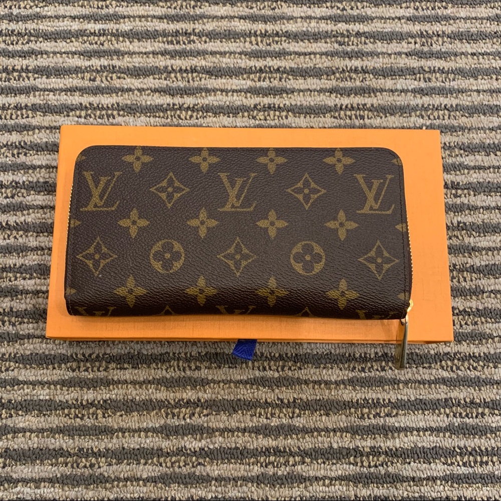 Louis Vuitton zippy wallet